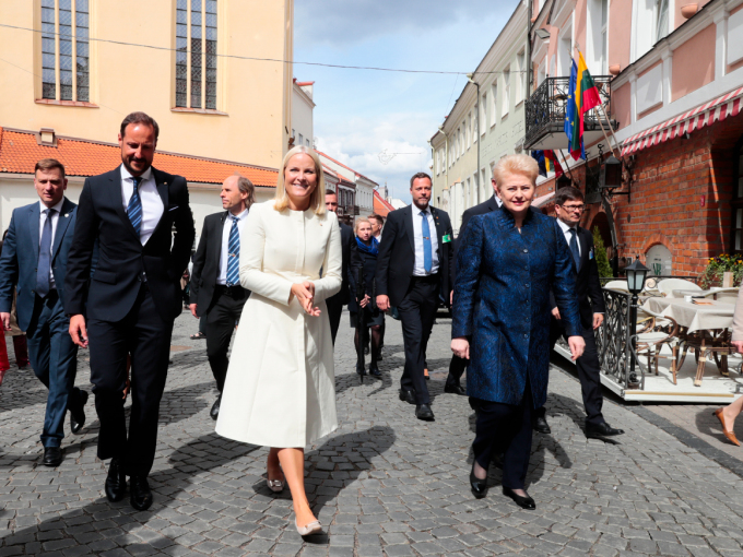 The Crown Prince and Crown Princess and President Grybauskaitė walked through Old Town to the House of Signatories. Photo: Lise Åserud, NTB scanpix.